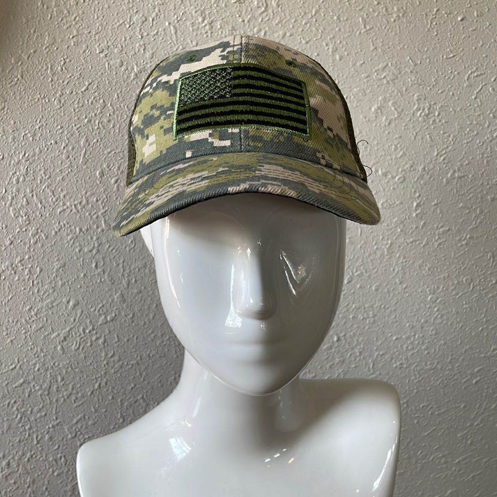 NWOT American Flag Camo Snap Back Cap EUC